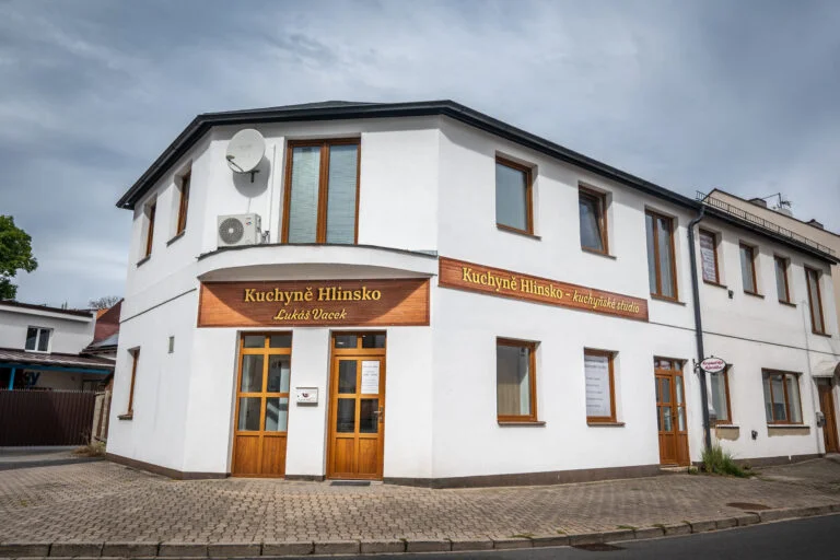 Průčelí kuchyňského studia Kuchyně Hlinsko v Jungmannově ulici
